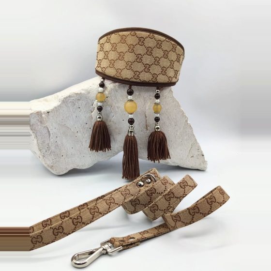 Collar y correa de monograma beige con borlas