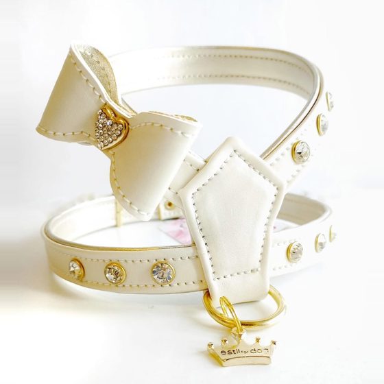 Collar blanco con lazo dorado y tachuelas
