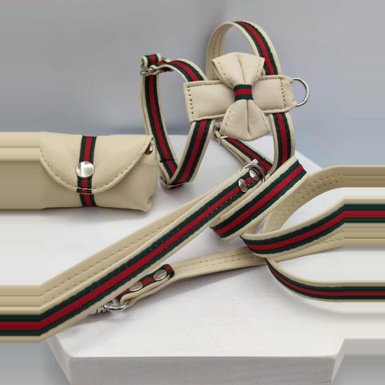 Arnés beige con franja roja y verde, lazo y correa
