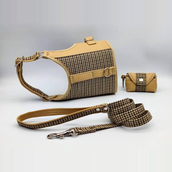 Arnés de tweed camel con correa y porta-bolsas
