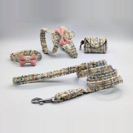 Conjunto de tweed beige con lazos rosas