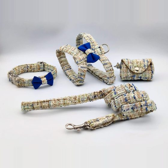 Conjunto de tweed con lazos azules y porta-bolsas