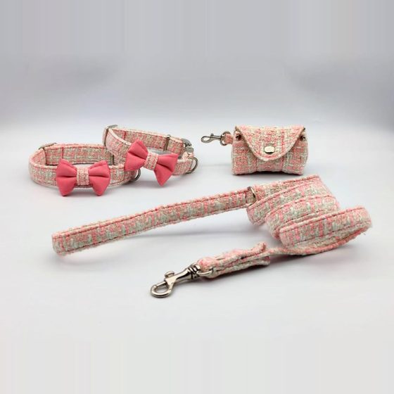 Conjunto rosa con lazos y porta-bolsas