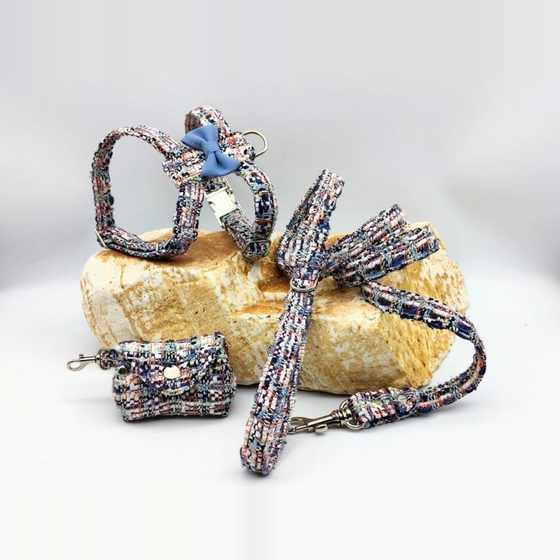 Conjunto azul estampado con lazo y correa