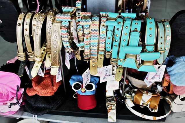 Collares de piel dorados y turquesa con tachuelas y cristales, colgados en el expositor