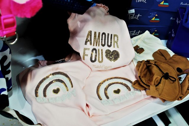Camisetas de algodón para perro con aplicaciones de lentejuelas doradas