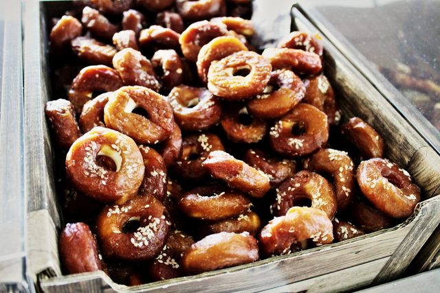 Premios naturales deshidratados con sésamo, a granel en el snack bar